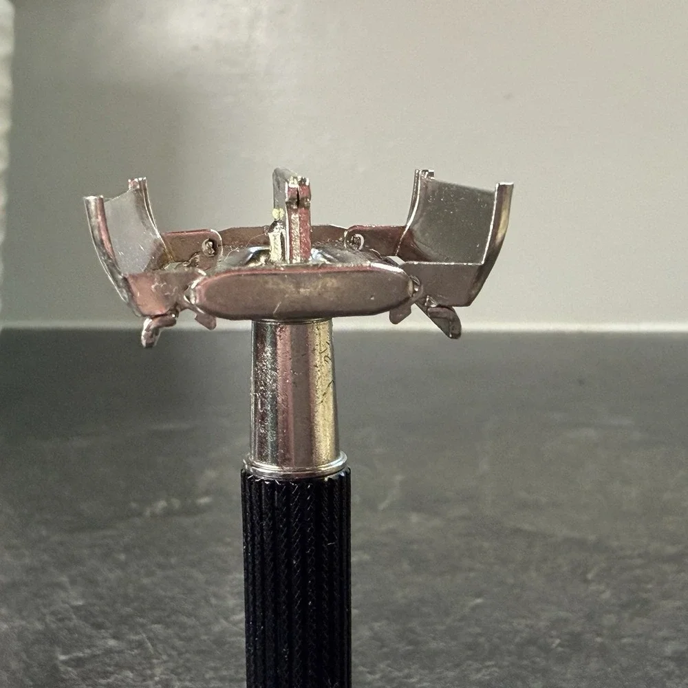 Gillette 1978 Y2 Twist‎ To Open Double Edge Black Safety Razor